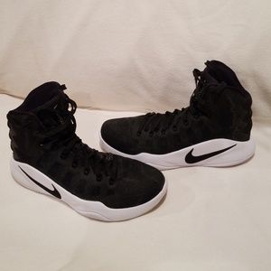 Women's size 9 hyper dunk basket ball shoes